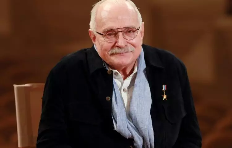 80-летний Никита Михалков с семьей скромно отдохнул в селе Хопылево Ярославской области