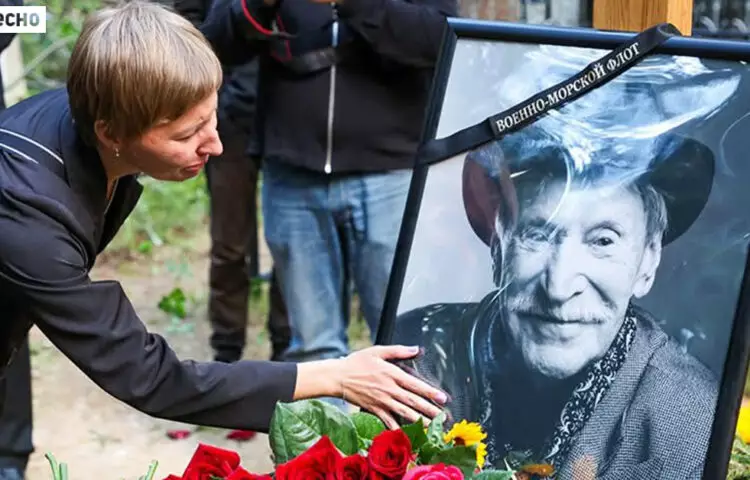 “Год прошел, а сухие ветки с моrиnы так и не убрали”. Как выглядит заброшенное последнее пристанище Краско