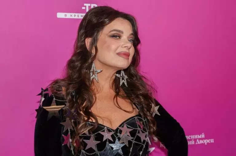 «Из танцовщицы на пилоне — в героиню клипа». Королева доверила главные роли сыну и невестке, а Сеть уже обсуждает первые кадры