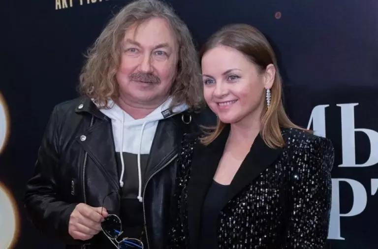 “Я все еще потрясающая”: 43-летняя жена Николаева вышла в мини и спровоцировала жаркие споры
