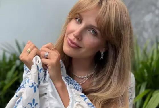 На ручках у 14-летней сестры. Дудина показала годовалого сына в объятиях старшей дочери