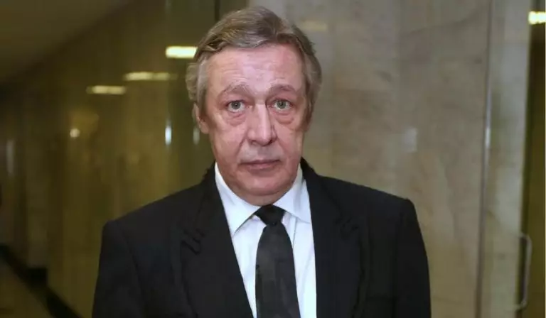Прячется от камер и избегает журналистов: поклонники заметили неожиданную перемену в поведении Михаила Ефремова