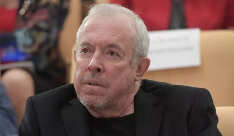 72-летний Макаревич снова станет отцом: его беременную супругу заметили на прогулке и осыпали комплиментами