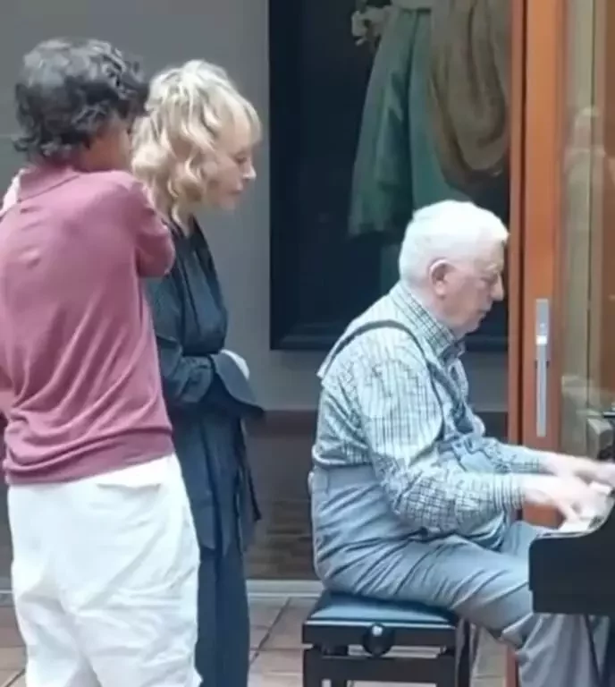 90-летний Паулс рядом с Пугачёвой и детьми Галкина. Редкие фото взбудоражили интернет